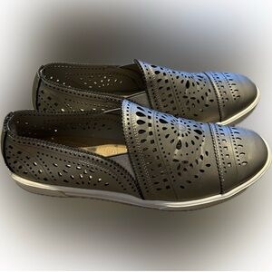 💥Vintage 7 Eight Silver Women Slip On Perforated Metallic Soft Sneaker Shoe 11